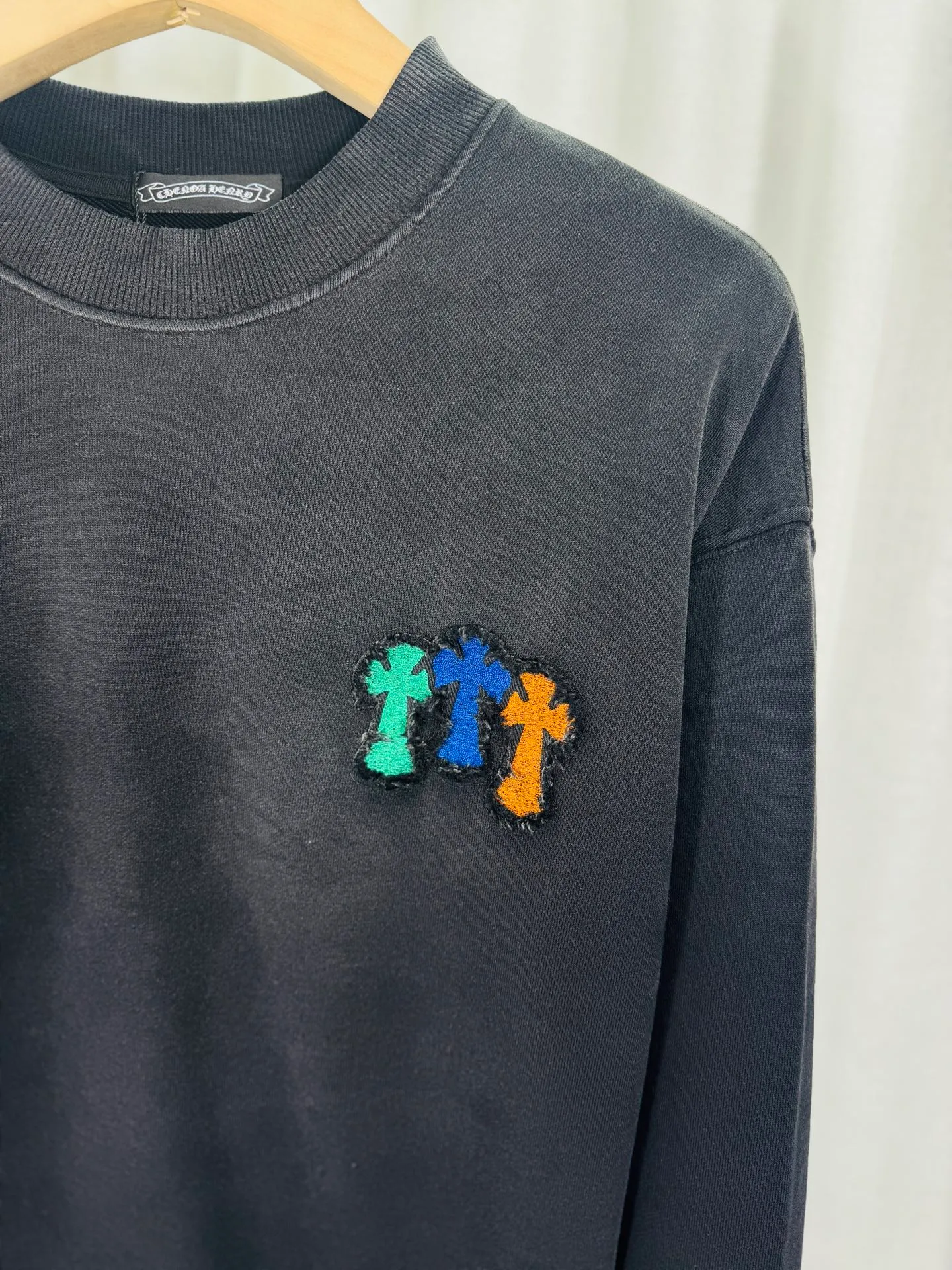 P270 top version, real shot without P, ​​different from market currency) 𝗖𝗵𝗿𝗼𝗺𝗲 𝗛𝗲𝗮𝗿𝘁𝘀/Cro Heart 2025 washed patch embroidery autumn and winter new original single counter American laser burnt 3D three-dimensional color embroidered couple casual sweatshirt 👑The highest version! Customized fabric 430g tripe terry fabric! American acid-washed and distressed original fabric laser burnt ✟appliqué embroidery and exquisite embroidery of letters! The best-selling model in the counter, very comfortable to wear. Accessories: original molded and authenticated collar label➕100% silk wash label. Genuine purchase-grade original hangtag➕matching hanging rope➕3D hanging beads➕original packaging bag. Craftsmanship: The original version has consistent wiring! The highest version of the armhole matching technique! Color: White Black Size: S M L XL Style No.: 9324